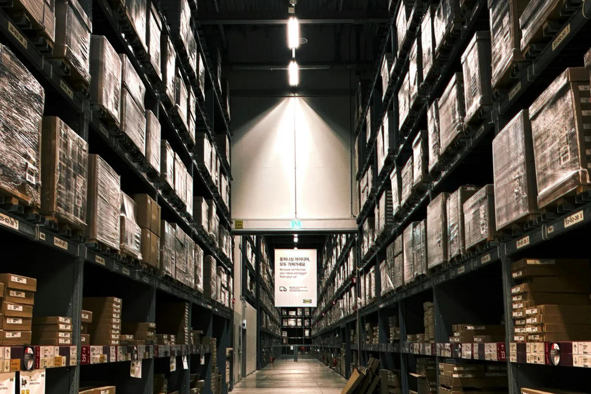 Interior de una bodega industrial