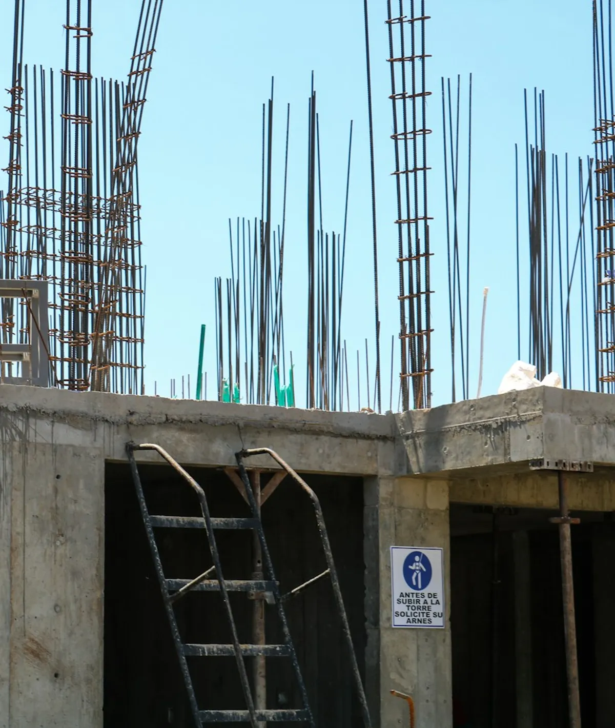 Trabajador de obra sobre una estructura de concreto armado