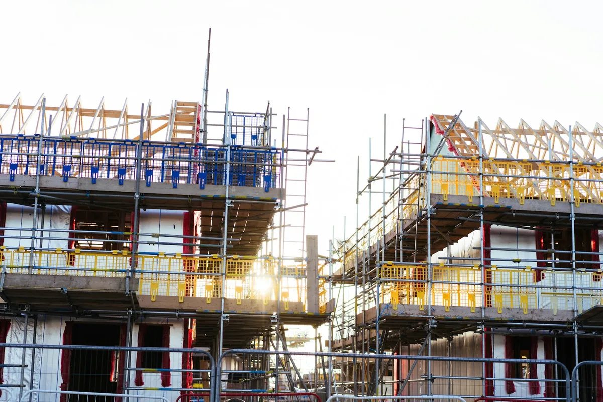 Andamios metálicos en la fachada de una obra en construcción