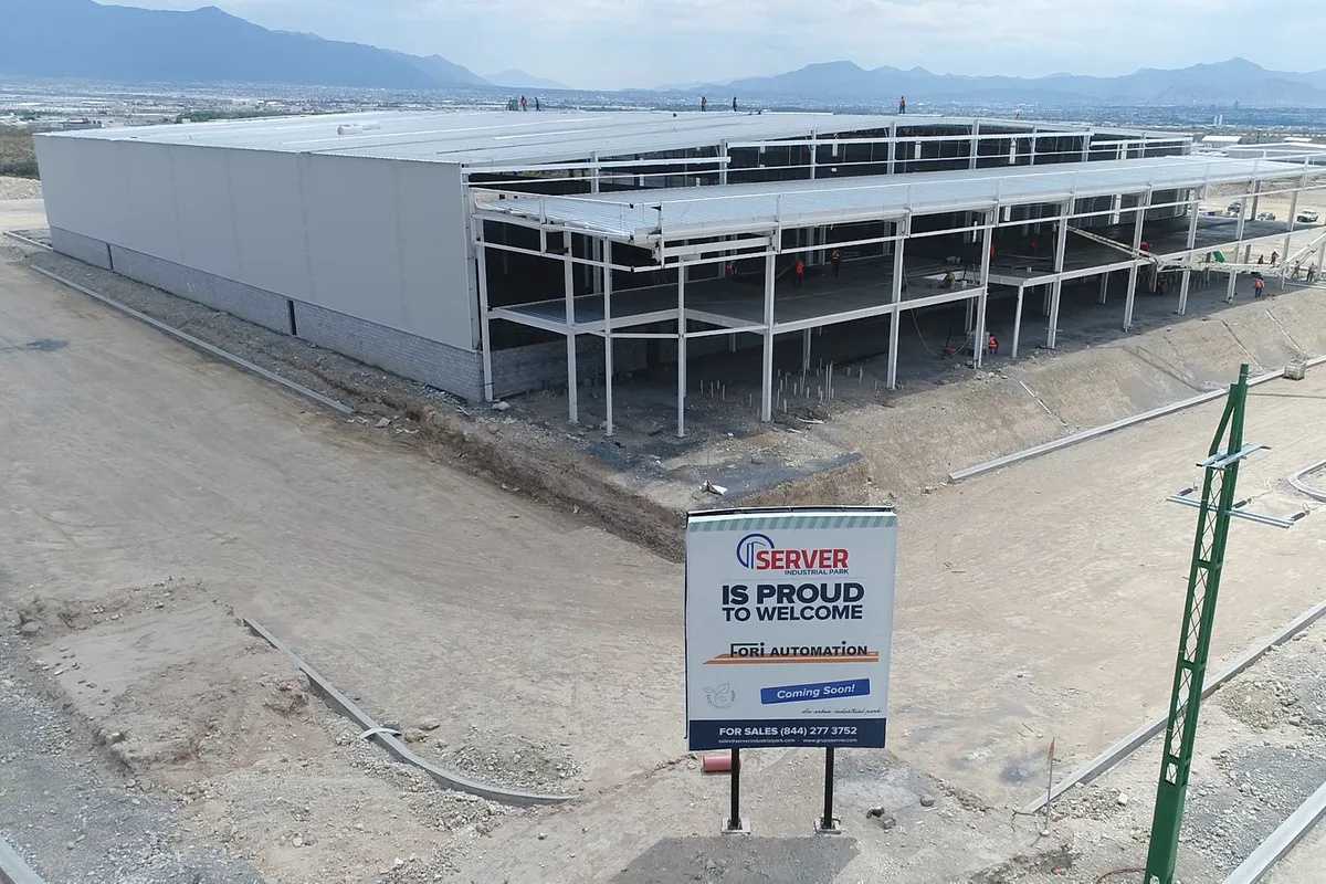 Nave industrial en construcción con la estructura de acero a la vista