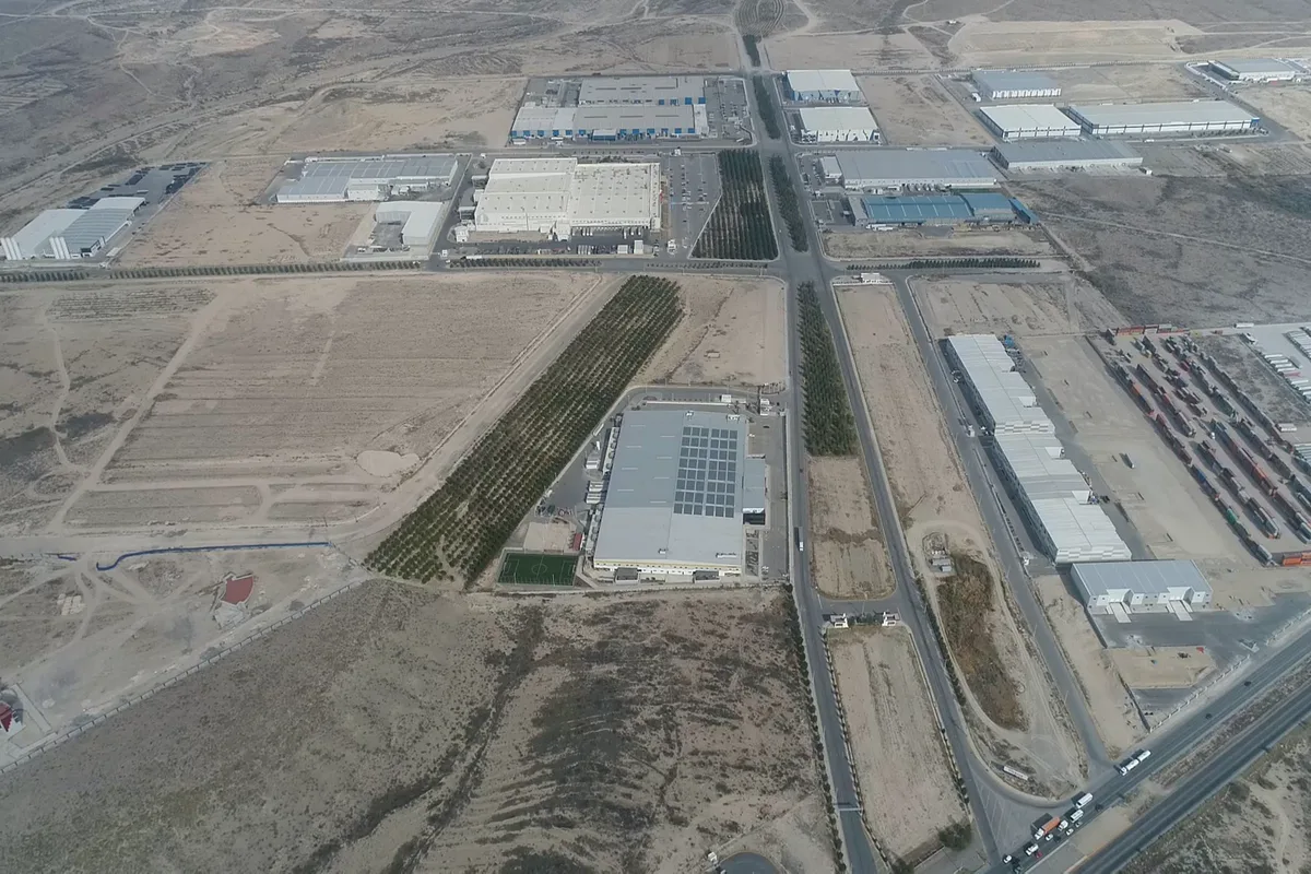 Vista aérea del parque industrial con sus naves y vialidades