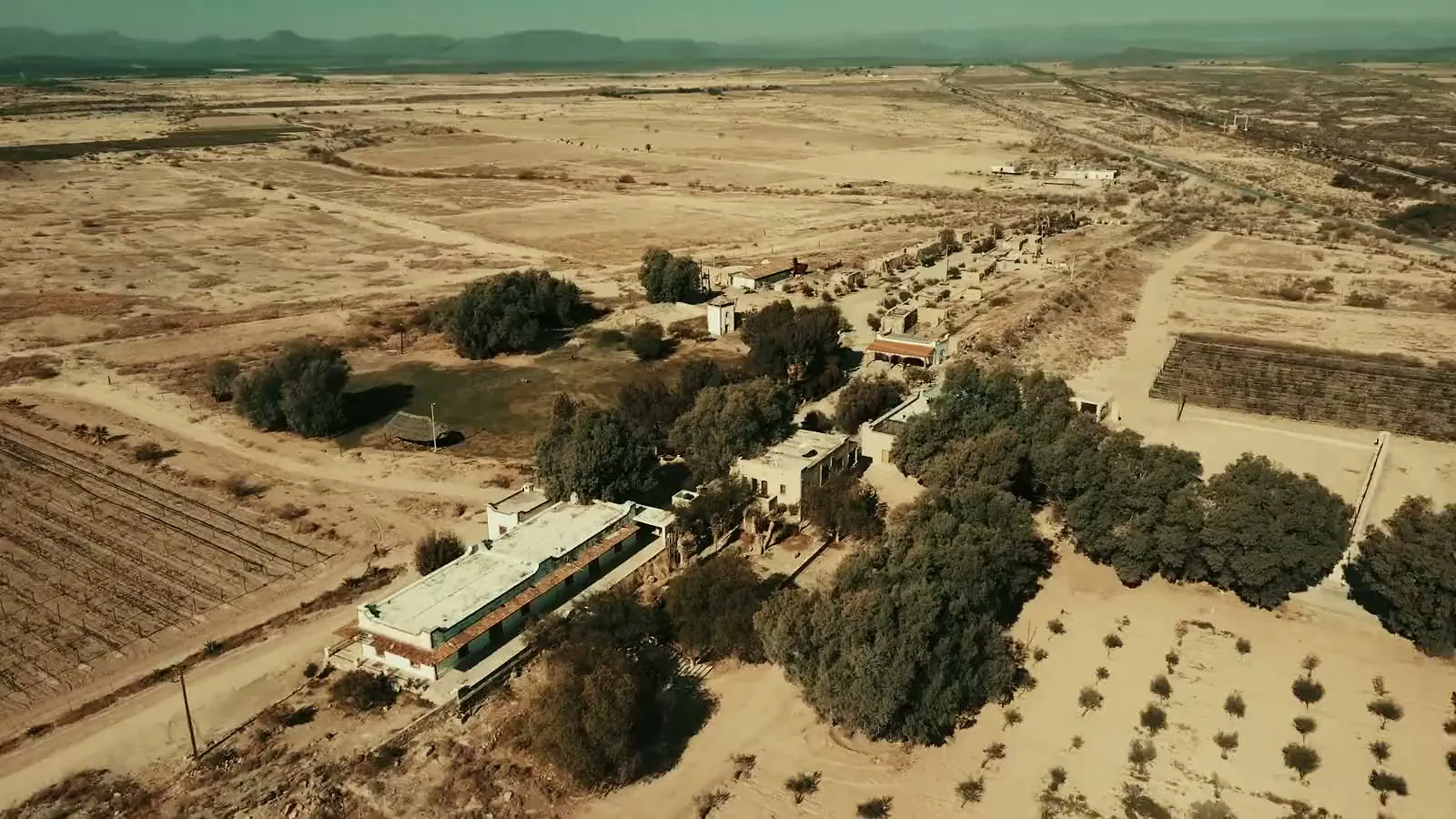 Vista aérea de la Ex Hacienda Amargos entre nogaleras y el semidesierto de Paredón