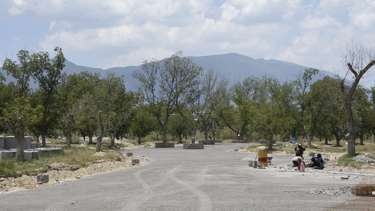 Vialidad interior en obra, con la sierra de Parras al fondo