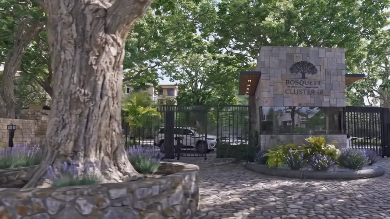 Acceso a Bosquett Cluster III: portón de piedra entre arbolado, Parras de la Fuente